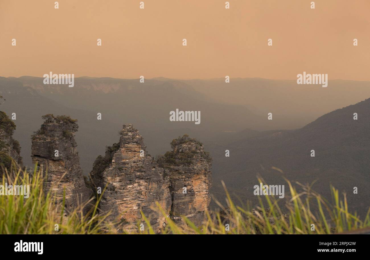 191221 -- SYDNEY, 21. Dezember 2019 -- Foto aufgenommen am 21. Dezember 2019 zeigt die rauchumhüllte Blue Mountain Gegend in New South Wales, Australien. Die New South Wales NSW-Regierung in Australien hat aufgrund des verheerenden Buschbrandes am Donnerstag erneut den Ausnahmezustand ausgerufen. AUSTRALIEN-SYDNEY-NEW SOUTH WALES-BUSHFIRE BAIXXUEFEI PUBLICATIONXNOTXINXCHN Stockfoto