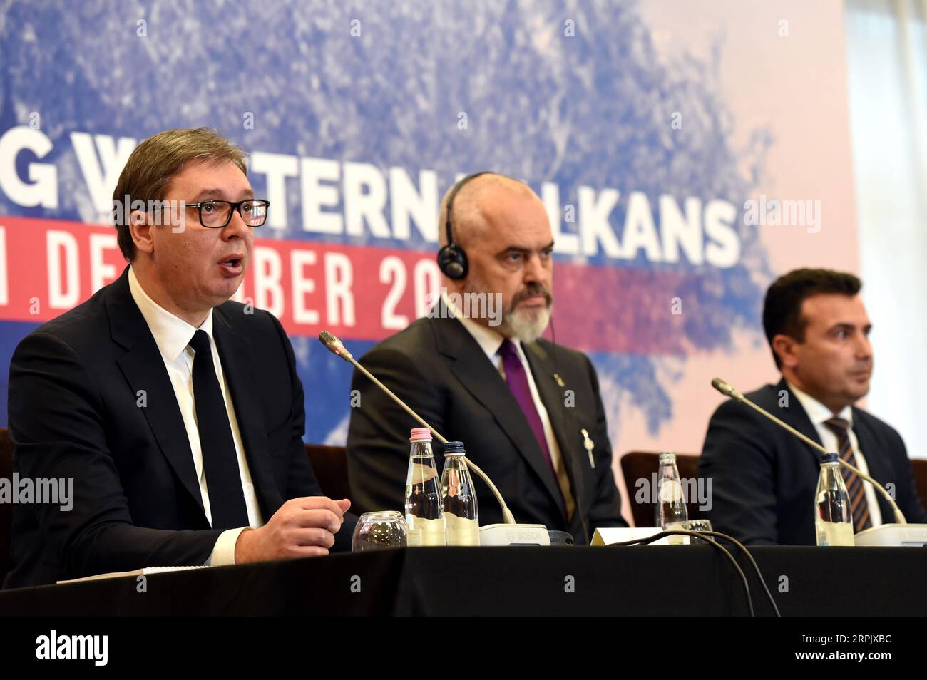 191221 -- TIRANA, 21. Dezember 2019 -- der serbische Präsident Aleksandar Vucic, der albanische Premierminister EDI Rama und der Ministerpräsident Nordmazedoniens Zoran Zaev von L bis R nehmen an einer gemeinsamen Pressekonferenz nach dem dritten regionalen Treffen der führenden Politiker des westlichen Balkans in Tirana, Albanien, am 21. Dezember 2019 Teil. Das dritte regionale Treffen der Staats- und Regierungschefs der westlichen Balkanstaaten begann hier am Samstag mit einer Sitzung, auf der die Schritte zur Beschleunigung der regionalen Zusammenarbeit erörtert wurden. ZHANGXLIYUN PUBLICATIONXNOTXINXCHN Stockfoto