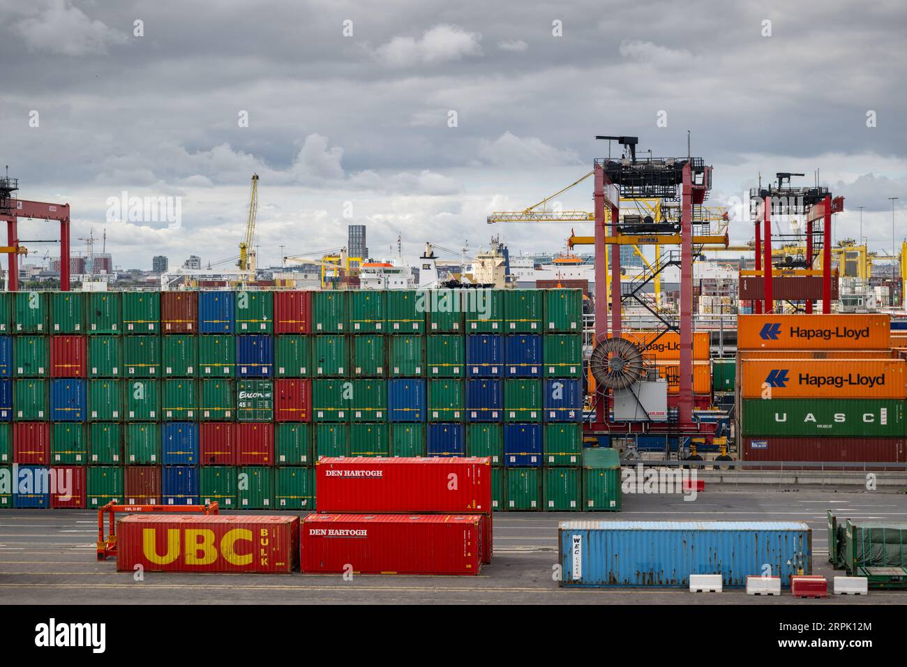 Containerschiffe im geschäftigen Hafen von Dublin, Eire. Stockfoto
