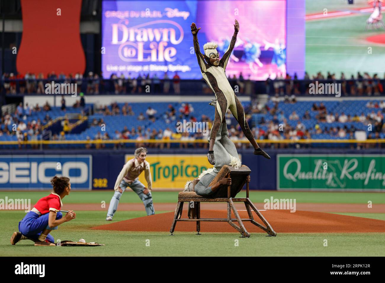 St. Petersburg, FL USA; Members of Drawn to Life, präsentiert vom Cirque du Soleil, gab vor einem MLB-Spiel zwischen den Tampons eine besondere Leistung Stockfoto