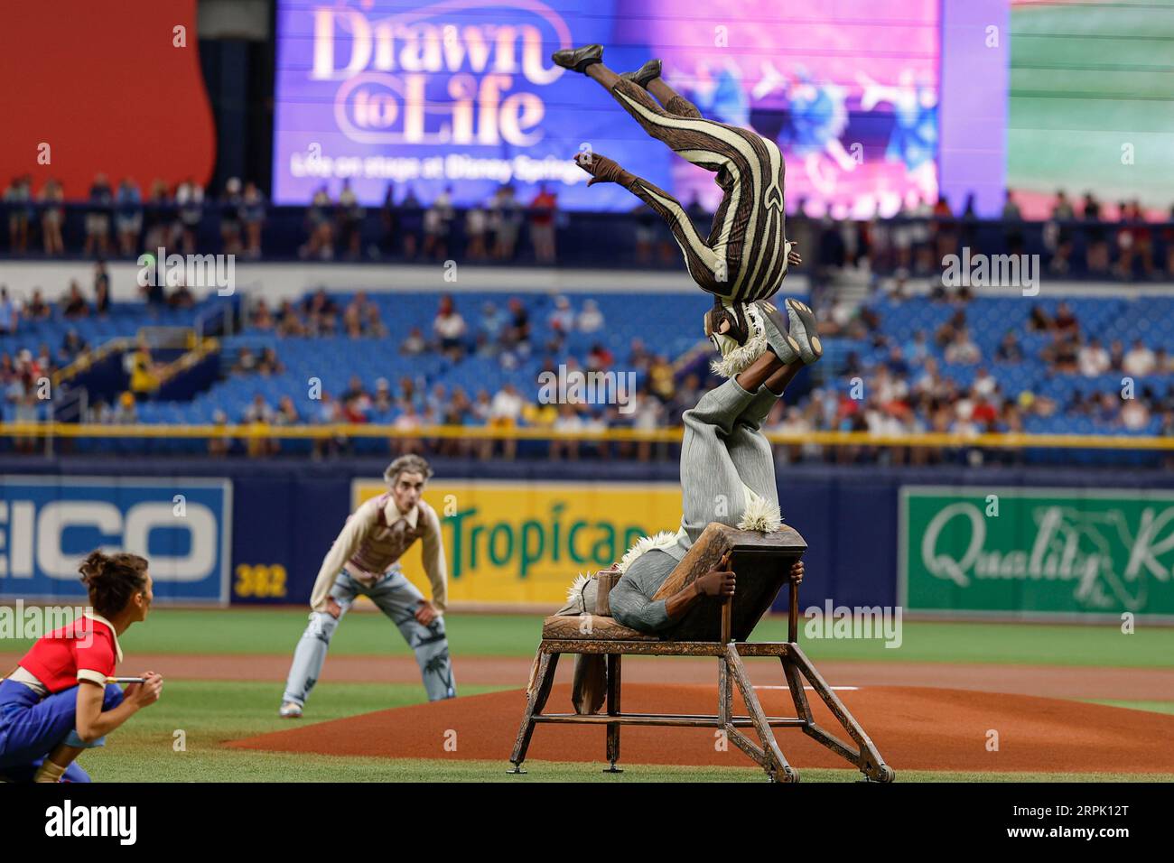 St. Petersburg, FL USA; Members of Drawn to Life, präsentiert vom Cirque du Soleil, gab vor einem MLB-Spiel zwischen den Tampons eine besondere Leistung Stockfoto