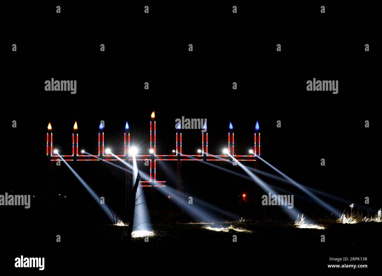 191224 -- TEL AVIV, 24. Dezember 2019 -- Eine große Menorah Dekoration wird platziert, um Hanukkah, jüdisches Festival der Lichter, vor dem Hemed Dorf in der Nähe der israelischen Stadt Tel Aviv, 23. Dezember 2019 zu feiern. Foto von Gil Cohen Magen/Xinhua ISRAEL-TEL AVIV-HANUKKAH ShangxHao PUBLICATIONxNOTxINxCHN Stockfoto