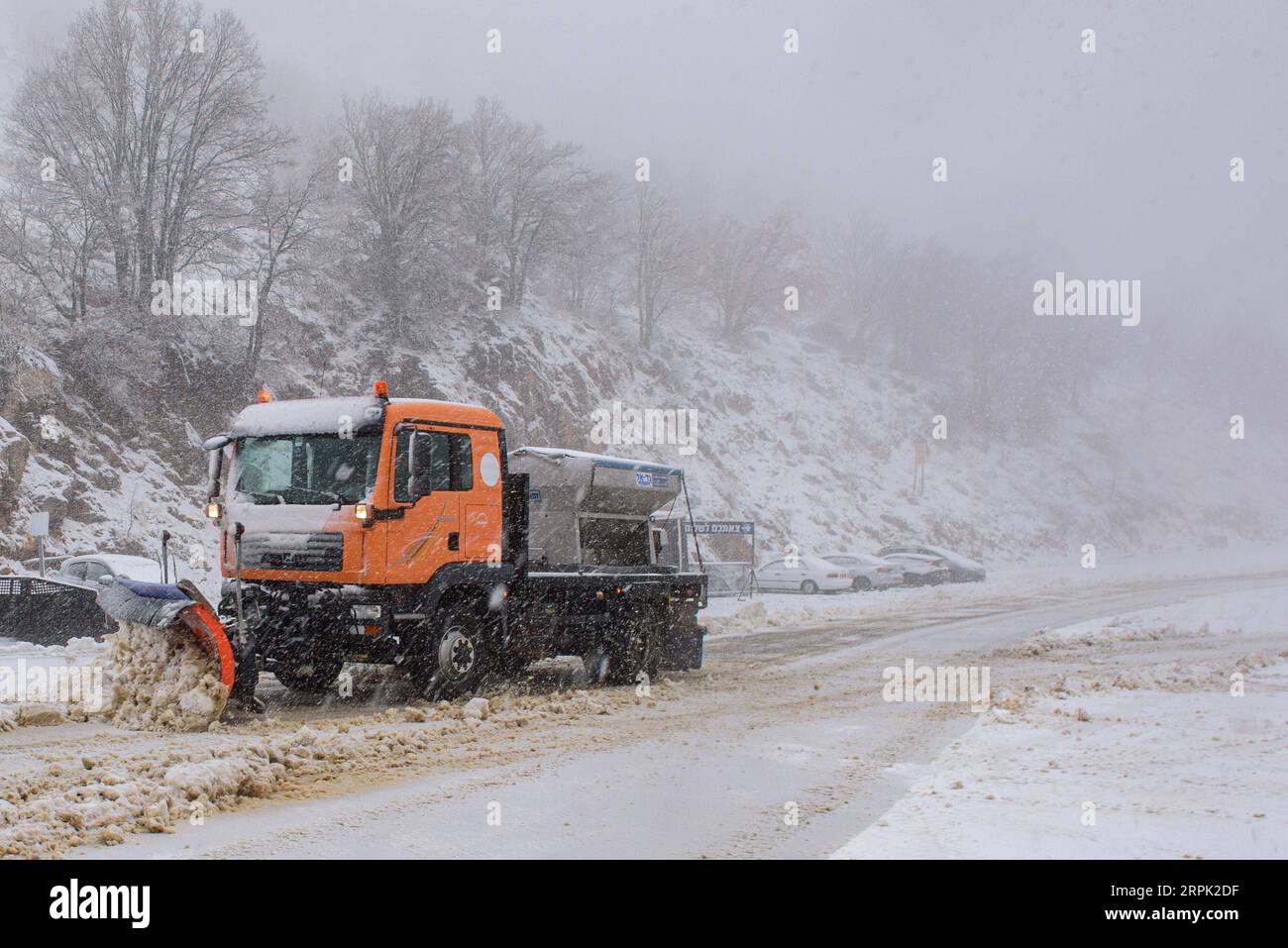 191225 -- GOLAN HÖHENMETER, 25. Dezember 2019 Xinhua -- Ein Schneepflug arbeitet auf der Straße des Mount Hermon in den israelisch annektierten Golan Heights, als der erste Schneefall des Winters am 25. Dezember 2019 die Golan Heights erreicht. Ayal Margolin/JINI über Xinhua MIDEAST-GOLAN HÖHENBERG HERMON-SNOW PUBLICATIONxNOTxINxCHN Stockfoto