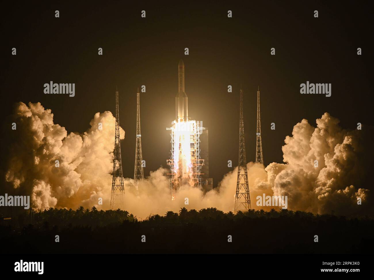 191228 -- PEKING, 28. Dezember 2019 -- Long March-5 Y3 explodiert vom Wenchang Space Launch Center in der südchinesischen Provinz Hainan, 27. Dezember 2019. Die Rakete, codiert als Long March-5 Y3, sprengte um 20:45 Uhr Pekinger Zeit vom Küstenstartzentrum ab und brachte den über acht Tonnen schweren Technologiesatelliten Shijian-20, den schwersten und fortschrittlichsten Kommunikationssatelliten des Landes. Etwa 2.220 Sekunden später wurde der Satellit in seine geplante Umlaufbahn geschickt. XINHUA FOTOS DES TAGES ChenxYehua PUBLICATIONxNOTxINxCHN Stockfoto