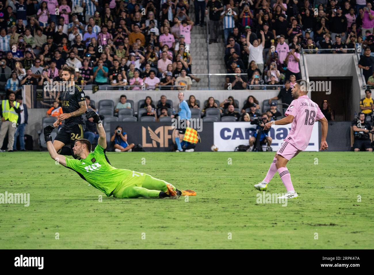 Der LAFC-Torhüter John McCarthy (77) blickt auf den Ball zurück, nachdem Jordi Alba (18), Verteidiger von Inter Miami, am Sonntag im September ein Tor erzielt hat Stockfoto