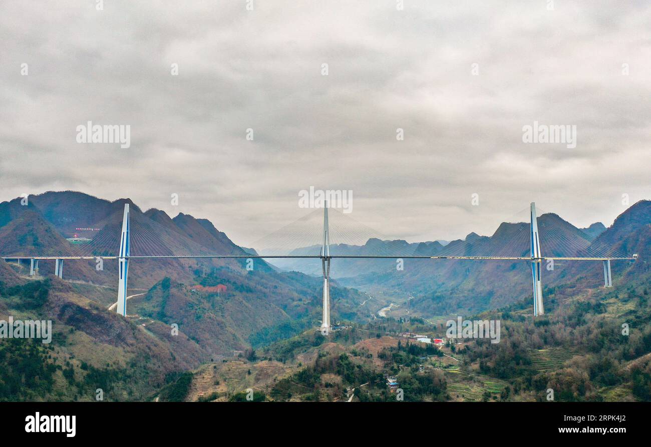 191229 -- PINGTANG, 29. Dezember 2019 -- Luftaufnahme vom 29. Dezember 2019 zeigt einen Blick auf die Pingtang-Brücke in der südwestchinesischen Provinz Guizhou. Die Brücke, ein kolossales, kabelgestütztes Viadukt mit einer Spannweite von 2.135 Metern, hat die Zulassung vor kurzem bestanden und wird bald für den Verkehr geöffnet. CHINA-GUIZHOU-PINGTANG-BRIDGE CN LiuxXu PUBLICATIONxNOTxINxCHN Stockfoto