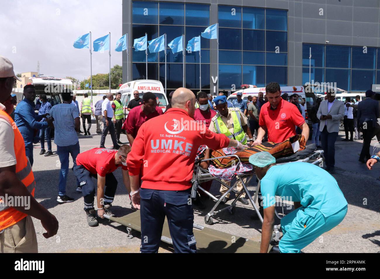 191229 -- MOGADISHU, 29. Dezember 2019 Xinhua -- medizinische Mitarbeiter transportieren die Verwundeten auf einem Flughafen in Mogadishu, Hauptstadt Somalias, 29. Dezember 2019. Bei einem Selbstmordanschlag in Somalias Hauptstadt am Samstag starben mindestens 79 Menschen, 149 weitere wurden bisher verletzt. Und somalische und UN-Führer haben den Terroranschlag verurteilt. Foto von Hassan Bashi/Xinhua SOMALIA-MOGADISCHU-CAR BOMBENANSCHLAG PUBLICATIONxNOTxINxCHN Stockfoto