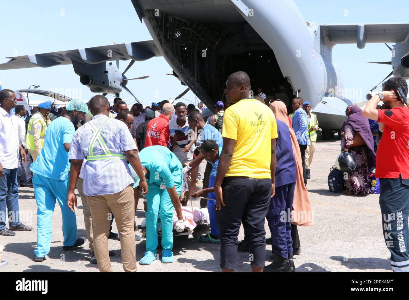 191229 -- MOGADISHU, 29. Dezember 2019 Xinhua -- medizinische Mitarbeiter transportieren die Verwundeten auf einem Flughafen in Mogadishu, Hauptstadt Somalias, 29. Dezember 2019. Bei einem Selbstmordanschlag in Somalias Hauptstadt am Samstag starben mindestens 79 Menschen, 149 weitere wurden bisher verletzt. Und somalische und UN-Führer haben den Terroranschlag verurteilt. Foto von Hassan Bashi/Xinhua SOMALIA-MOGADISCHU-CAR BOMBENANSCHLAG PUBLICATIONxNOTxINxCHN Stockfoto