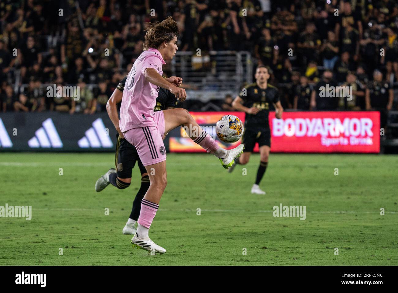 Inter Miami Mittelfeldspieler Benjamin Cremaschi (30) gewinnt bei einem