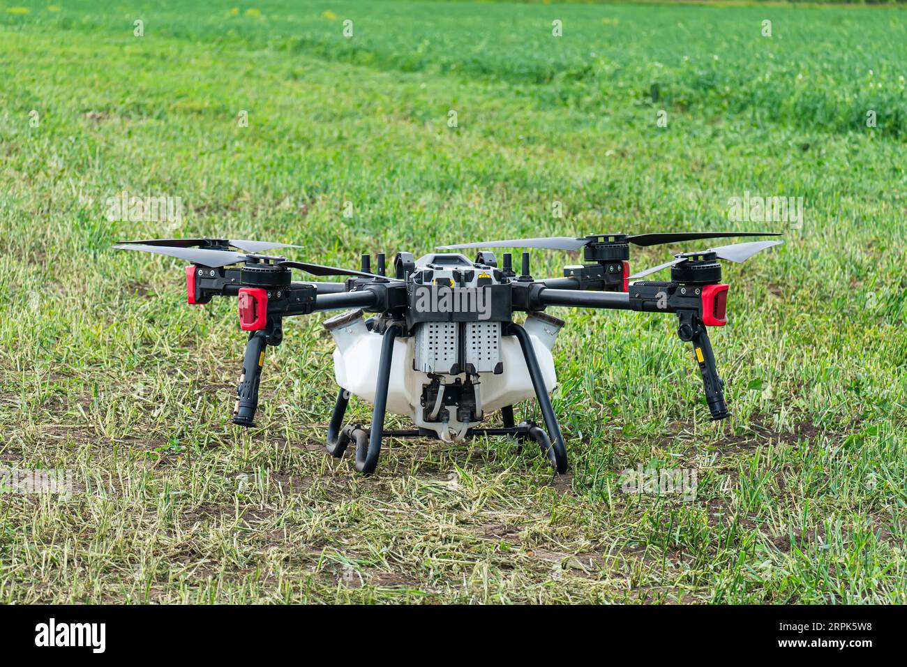 Drohne in der Farm Verwendung für Spray ein Wasser, Dünger oder chemische auf dem Feld, Bauernhof für das Wachstum ein Ertrag, Ernte. IoT-Lösung für intelligente Landwirtschaft. Behandeln Stockfoto