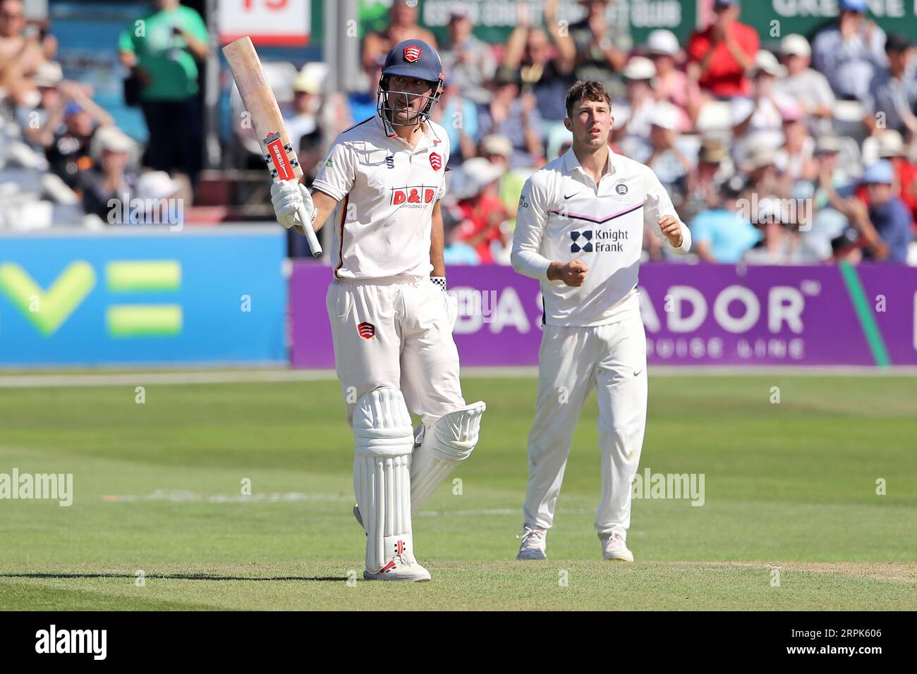 Sir Alastair Cook of Essex legt seinen Schläger hoch, um zu feiern, dass er während des Essex CCC vs Middlesex CCC, LV Insurance County Championship Division, seine 50 erreicht hat Stockfoto