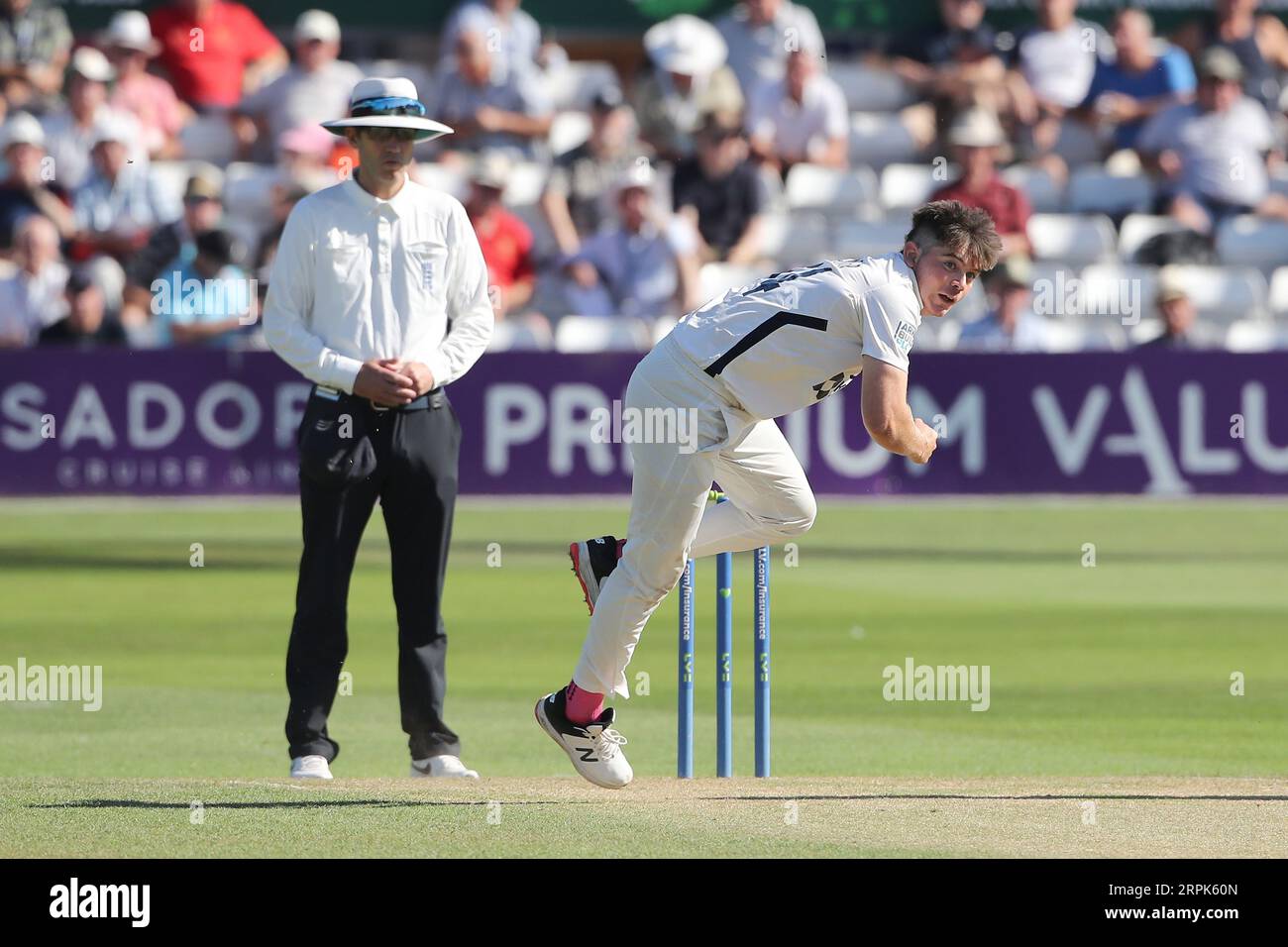 Ethan Bamber in der Bowlingbahn für Middlesex während des Essex CCC vs Middlesex CCC, LV Insurance County Championship Division 1 Cricket bei der Cloud Count Stockfoto
