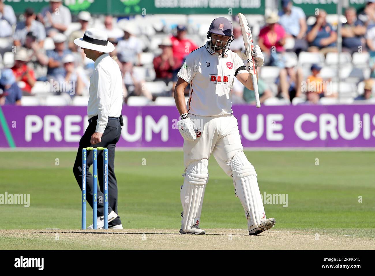 Nick Browne von Essex hebt seinen Schläger, um seine fünfzig während des Essex CCC vs Middlesex CCC, LV Insurance County Championship Division 1 CRI zu feiern Stockfoto
