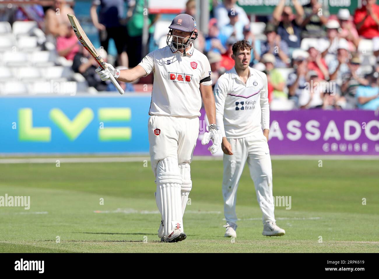 Nick Browne von Essex hebt seinen Schläger, um seine fünfzig während des Essex CCC vs Middlesex CCC, LV Insurance County Championship Division 1 CRI zu feiern Stockfoto