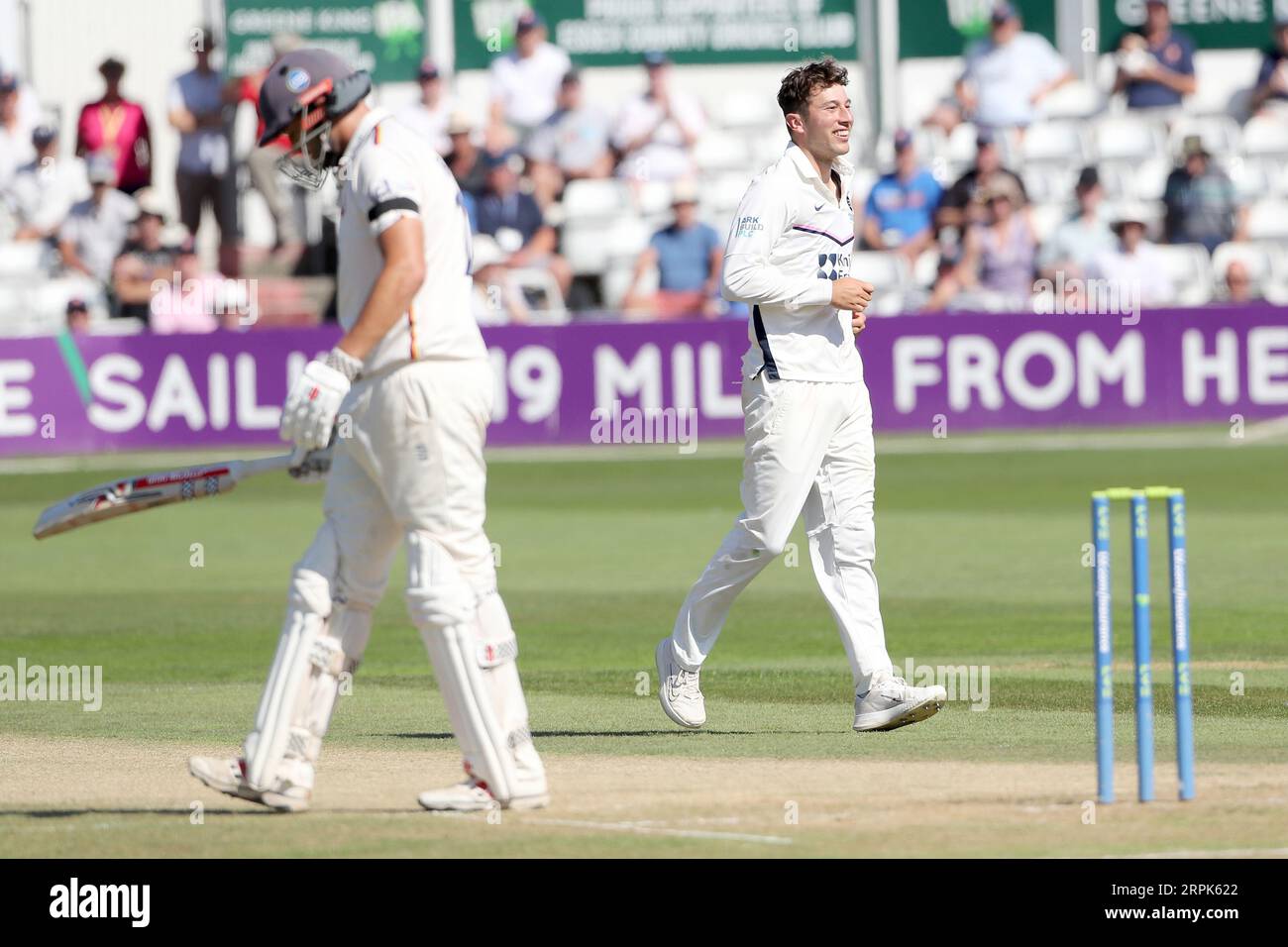 Josh de Caires aus Middlesex feiert den Sieg über Nick Browne während des Essex CCC gegen Middlesex CCC, LV Insurance County Championship Division 1 Stockfoto