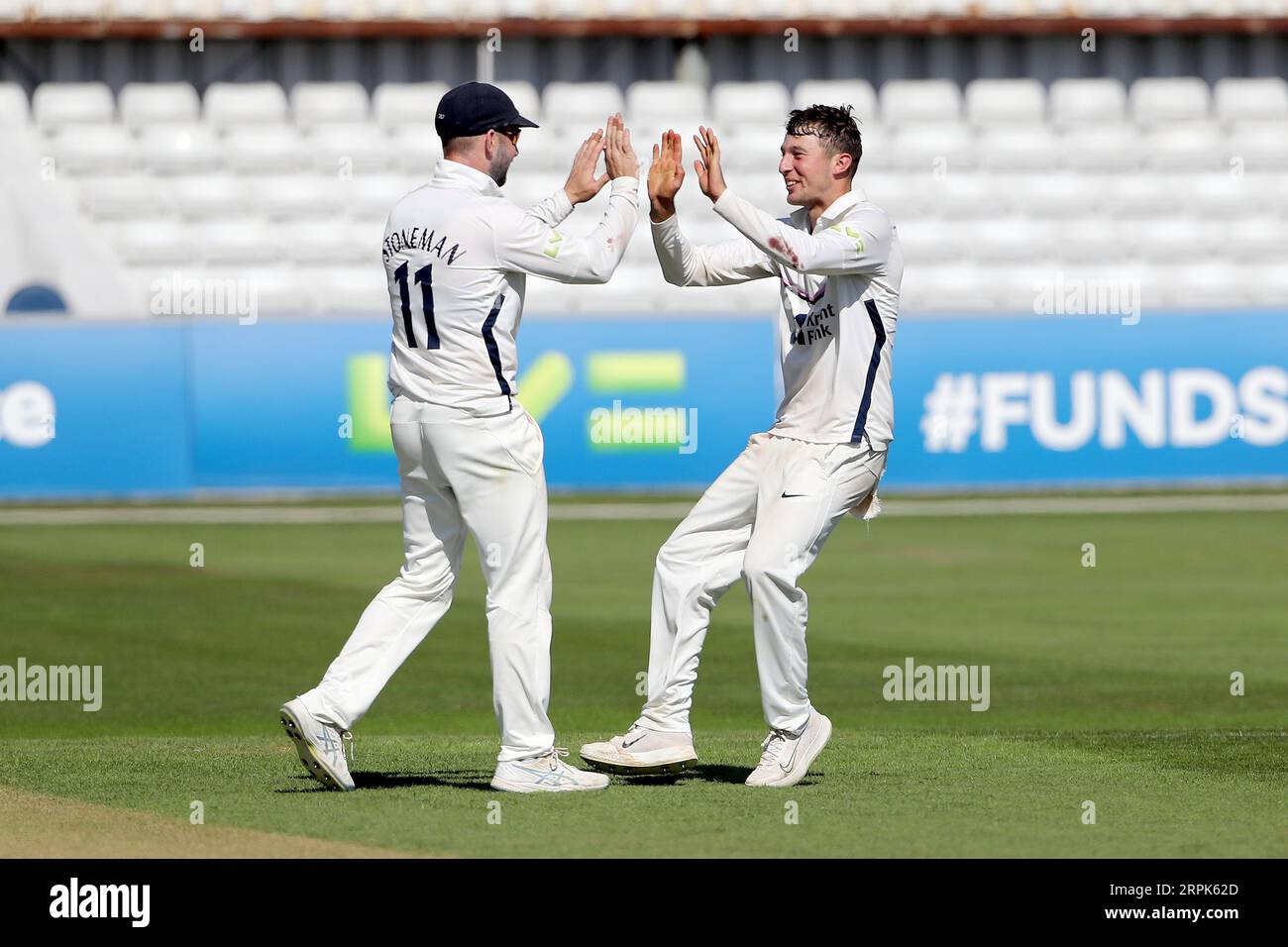 Josh de Caires aus Middlesex feiert den Sieg über Paul Walter während des Essex CCC gegen Middlesex CCC, LV Insurance County Championship Division 1 Stockfoto