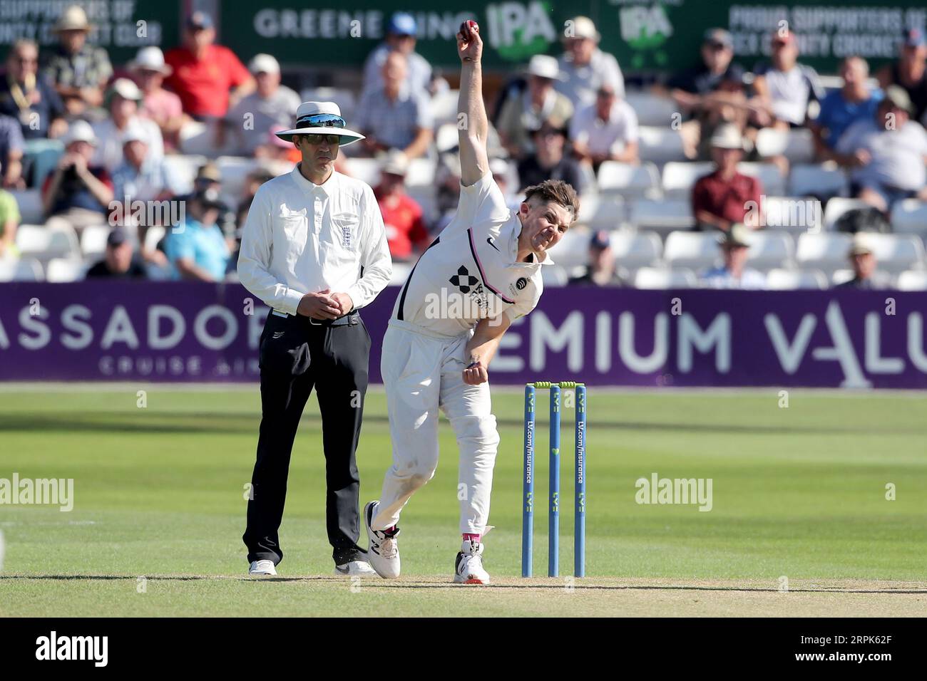 Ethan Bamber in der Bowlingbahn für Middlesex während des Essex CCC vs Middlesex CCC, LV Insurance County Championship Division 1 Cricket bei der Cloud Count Stockfoto