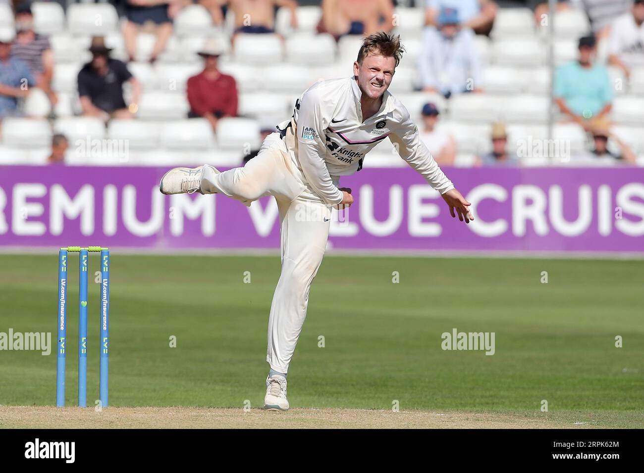 Sam Robson in der Bowlingbahn für Middlesex während Essex CCC vs Middlesex CCC, LV Insurance County Championship Division 1 Cricket im Cloud County Stockfoto