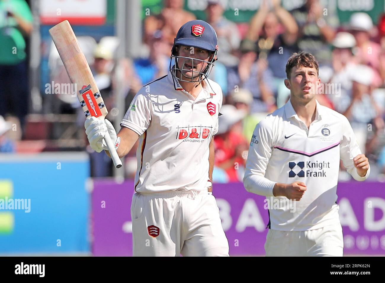 Sir Alastair Cook of Essex legt seinen Schläger hoch, um zu feiern, dass er während des Essex CCC vs Middlesex CCC, LV Insurance County Championship Division, seine 50 erreicht hat Stockfoto