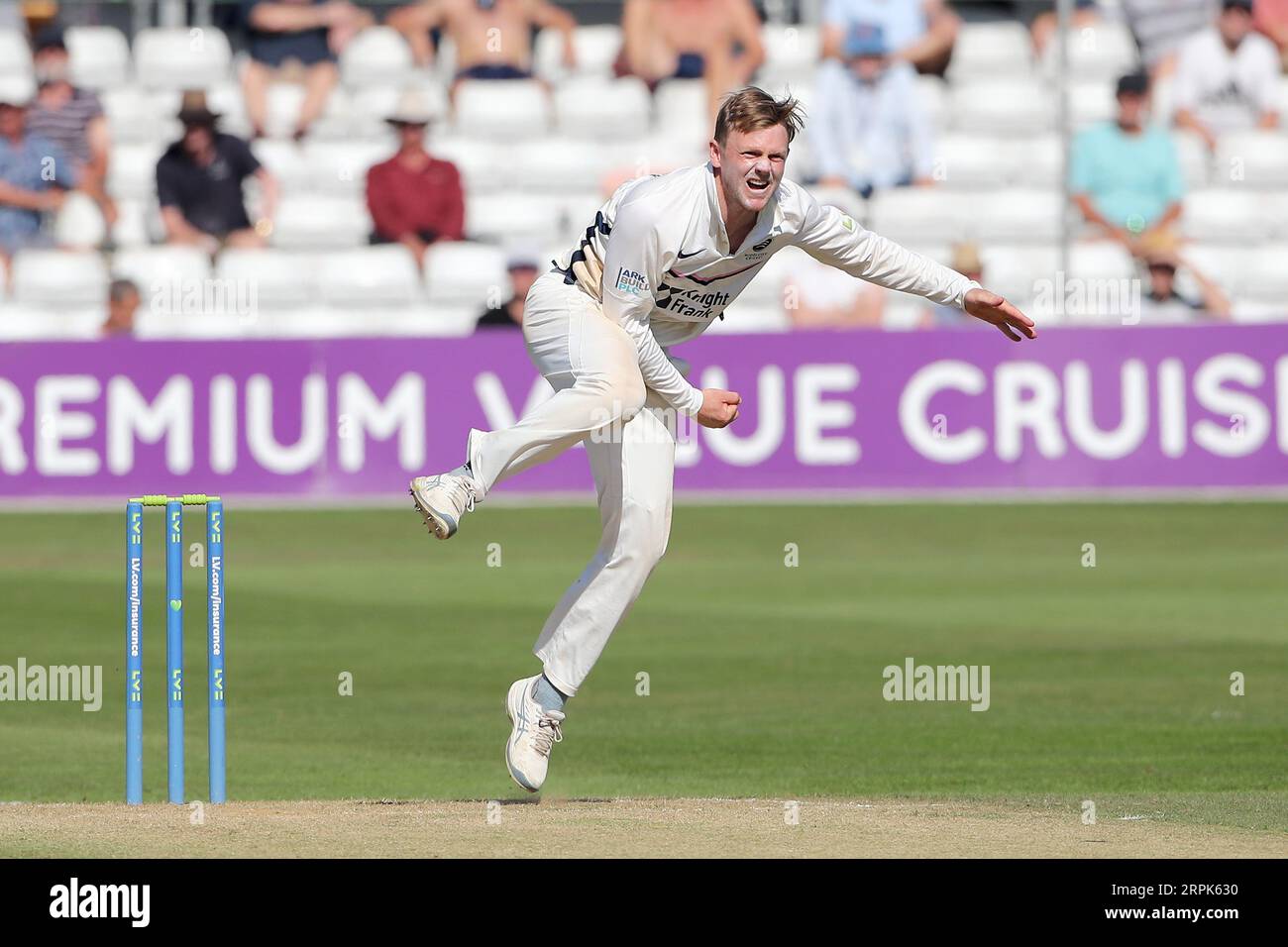 Sam Robson in der Bowlingbahn für Middlesex während Essex CCC vs Middlesex CCC, LV Insurance County Championship Division 1 Cricket im Cloud County Stockfoto