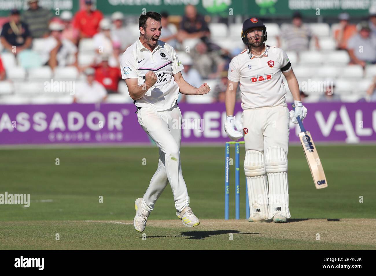 Toby Roland-Jones aus Middlesex beansprucht das Wicket von Matt Critchley während des Essex CCC vs Middlesex CCC, LV Insurance County Championship Division 1 Cric Stockfoto