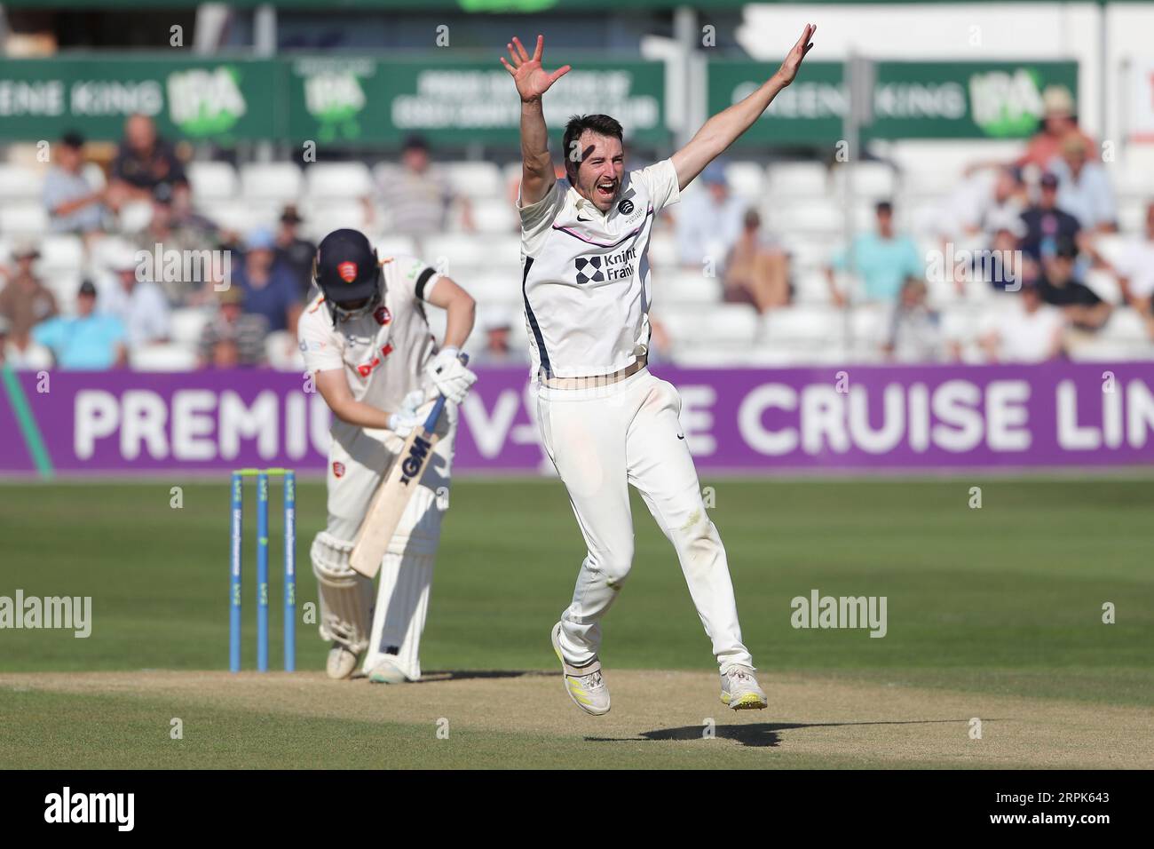 Toby Roland-Jones aus Middlesex beansprucht das Wicket von Matt Critchley während des Essex CCC vs Middlesex CCC, LV Insurance County Championship Division 1 Cric Stockfoto