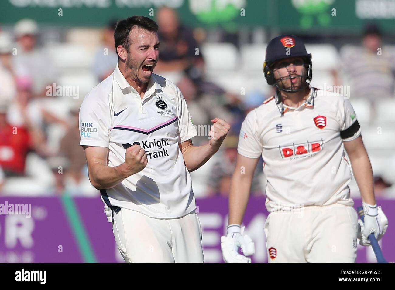 Toby Roland-Jones aus Middlesex beansprucht das Wicket von Matt Critchley während des Essex CCC vs Middlesex CCC, LV Insurance County Championship Division 1 Cric Stockfoto