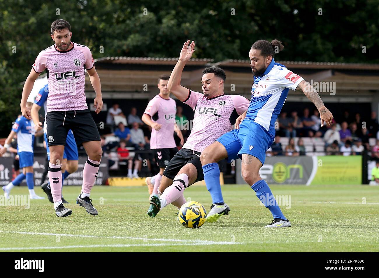 Sean Scannell von Hornchurch und Toby Aromolaran von Hashtag während Hornchurch vs. Hashtag United, Pitching im Isthmian League Premier Division Football Stockfoto