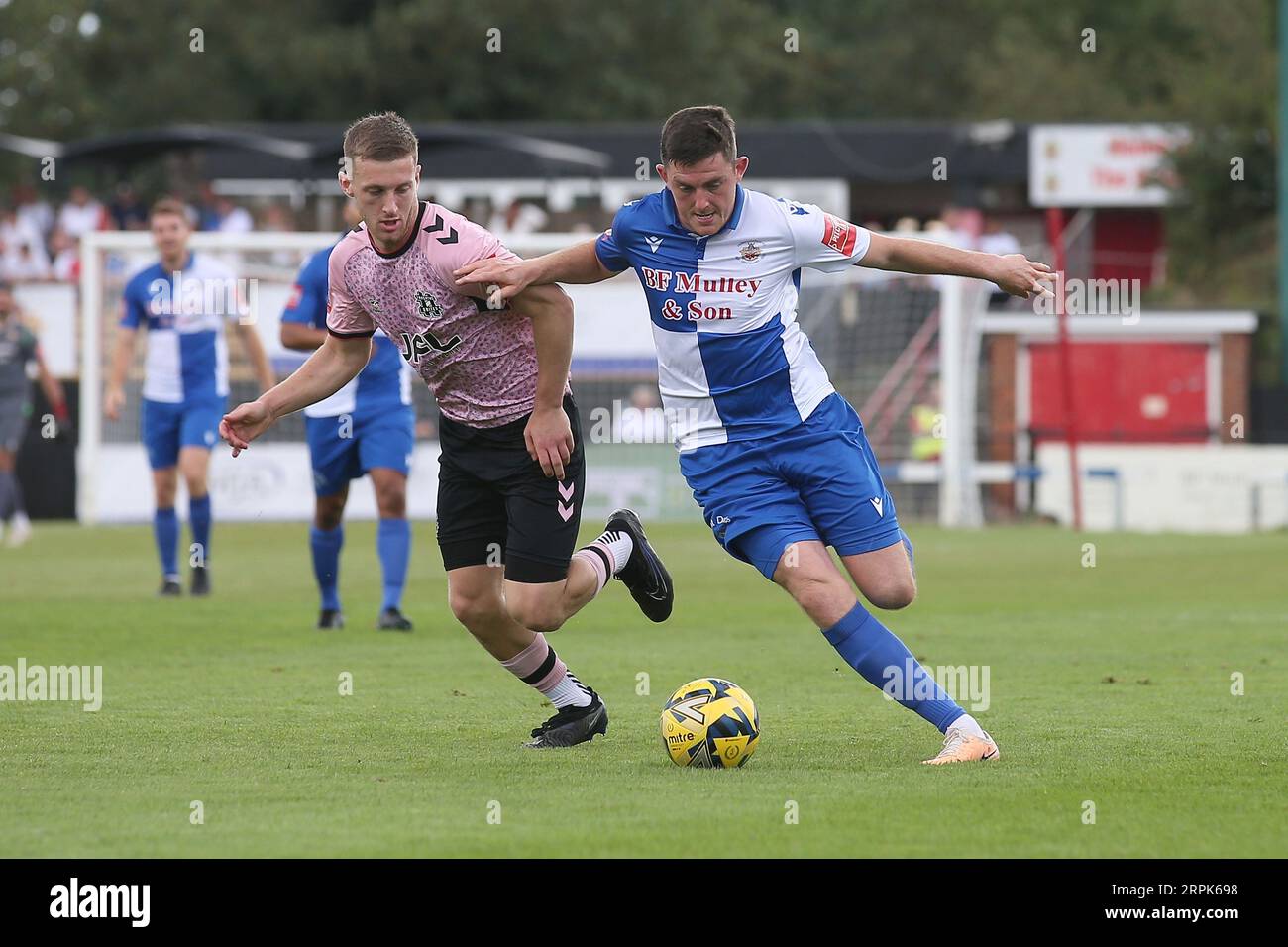 Tom Wraight von Hornchurch und Matthew Wooldridge von Hashtag während Hornchurch vs Hashtag United, Pitching im Isthmian League Premier Division Football Stockfoto