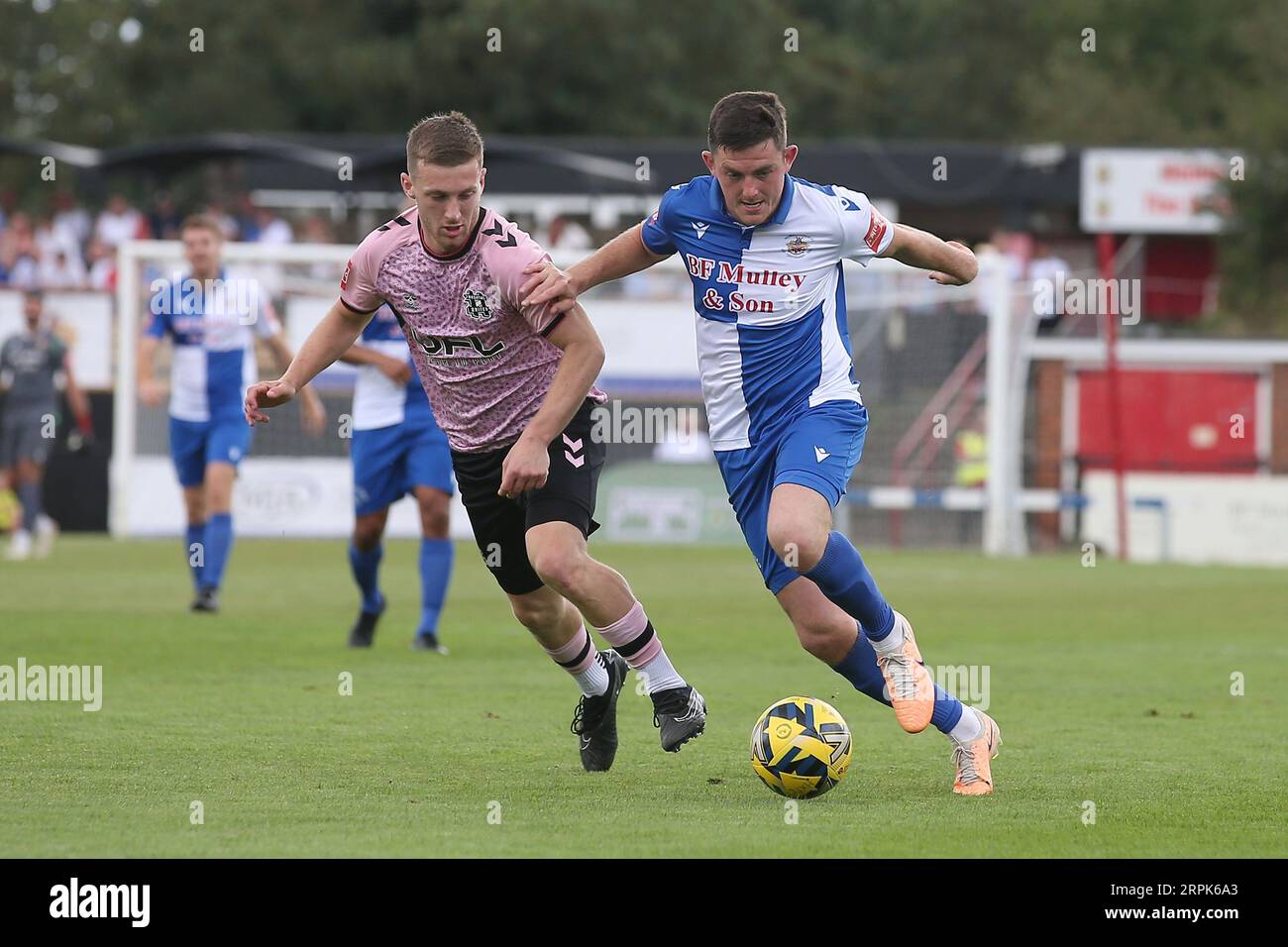 Tom Wraight von Hornchurch und Matthew Wooldridge von Hashtag während Hornchurch vs Hashtag United, Pitching im Isthmian League Premier Division Football Stockfoto