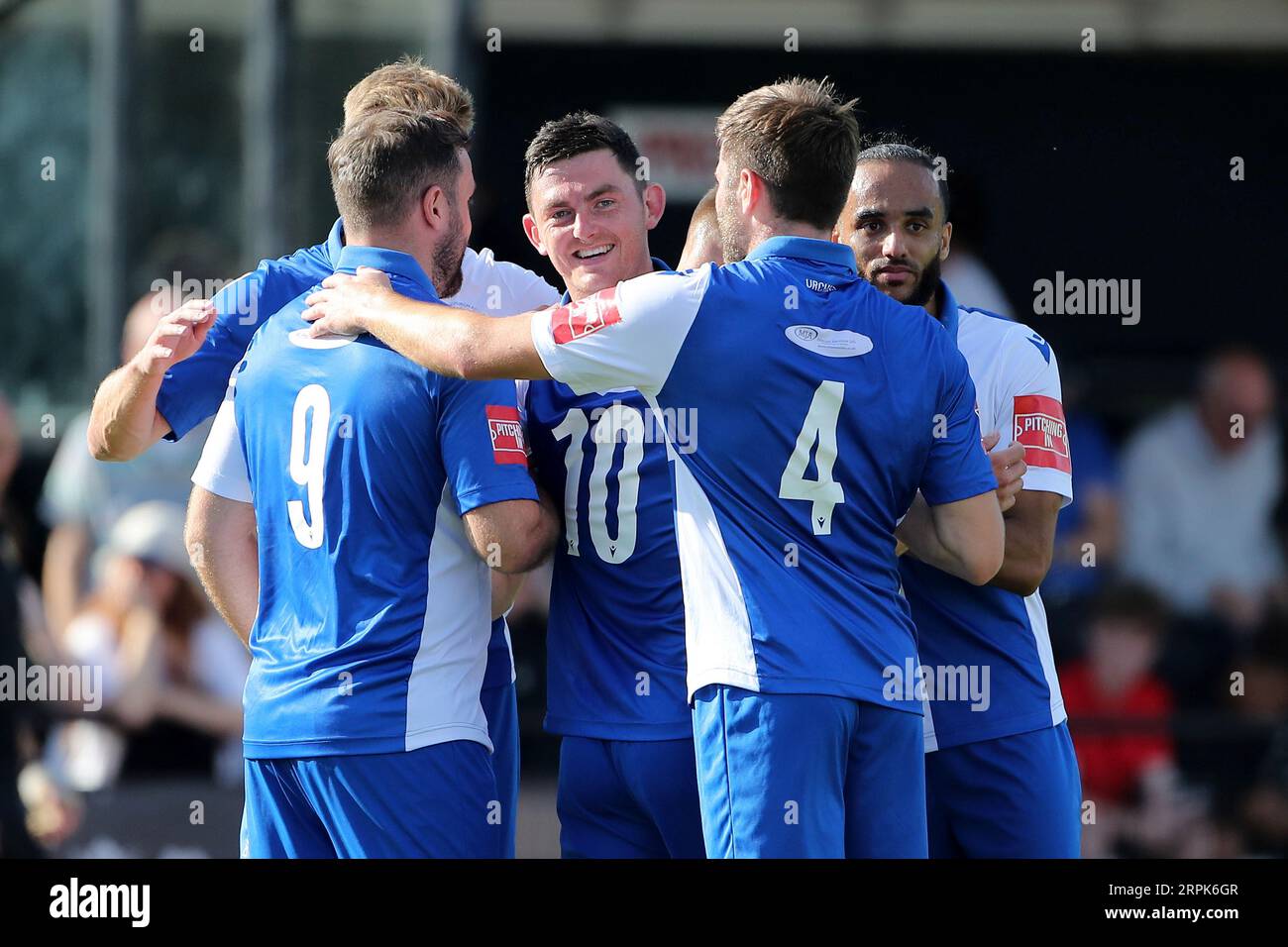 Tom Wraight von Hornchurch erzielt das zweite Tor für sein Team und feiert während Hornchurch vs. Hashtag United, das Pitching in der Isthmian League Premier Stockfoto