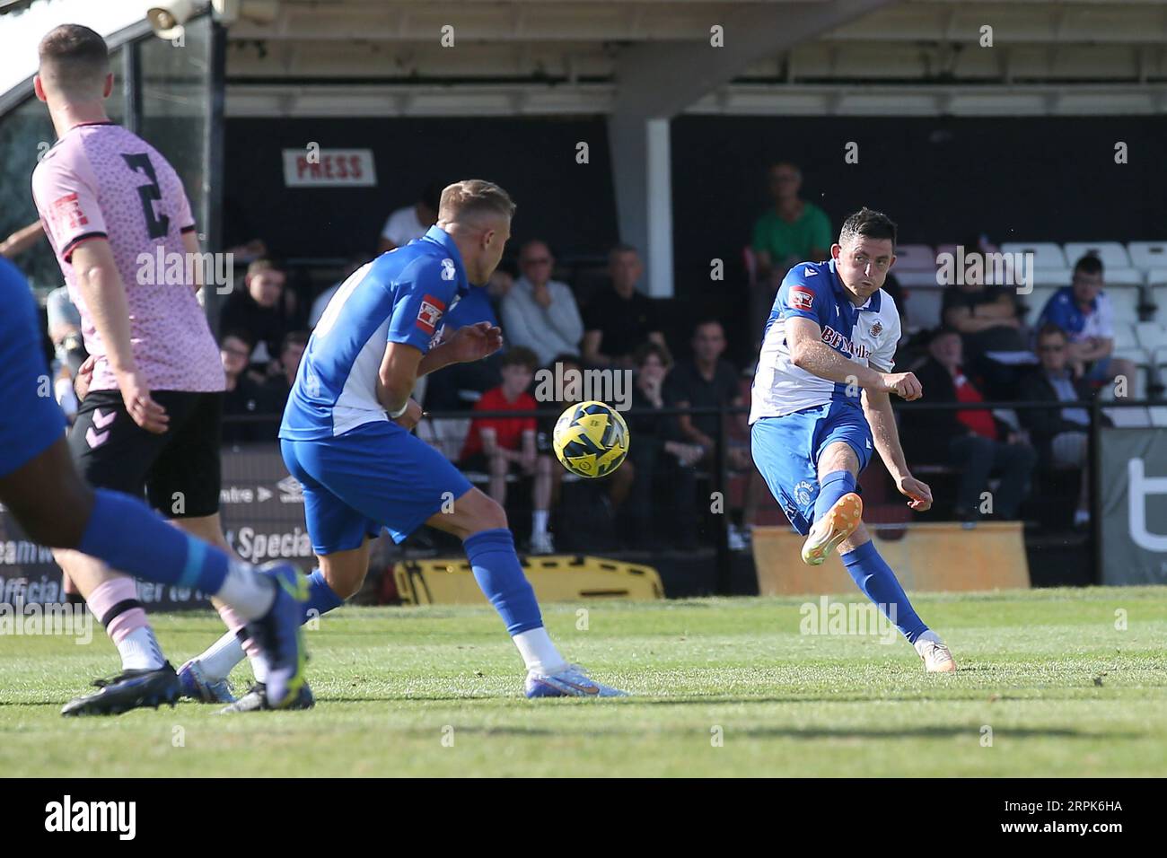 Tom Wraight von Hornchurch erzielt das zweite Tor für sein Team und feiert während Hornchurch vs. Hashtag United, das Pitching in der Isthmian League Premier Stockfoto