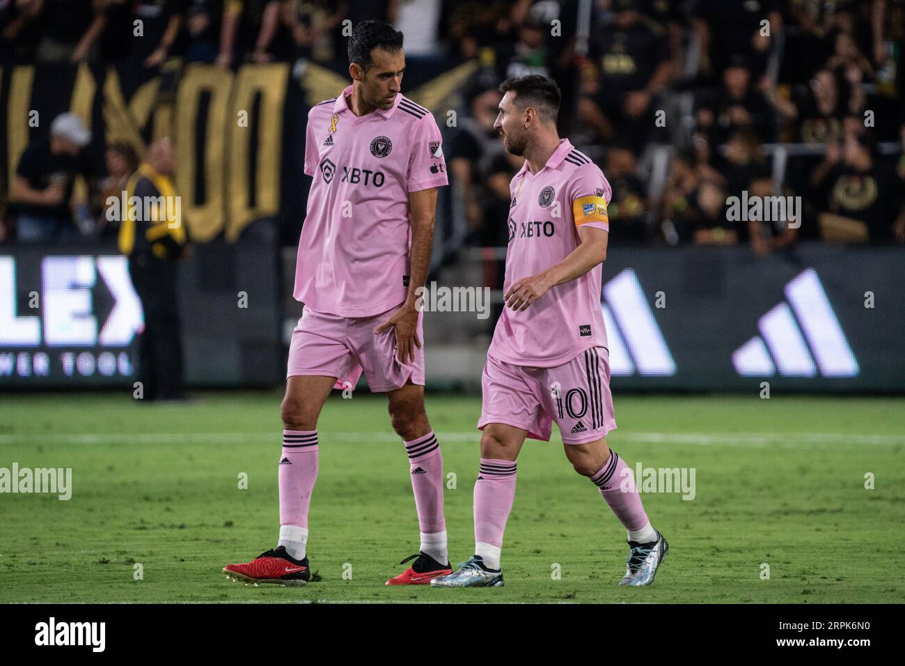 Inter Miami Mittelfeldspieler Sergio Busquets (5) und Stürmer Lionel Messi (10) während eines MLS-Spiels gegen LAFC am Sonntag, den 3. September 2023, im BMO Stadiu Stockfoto