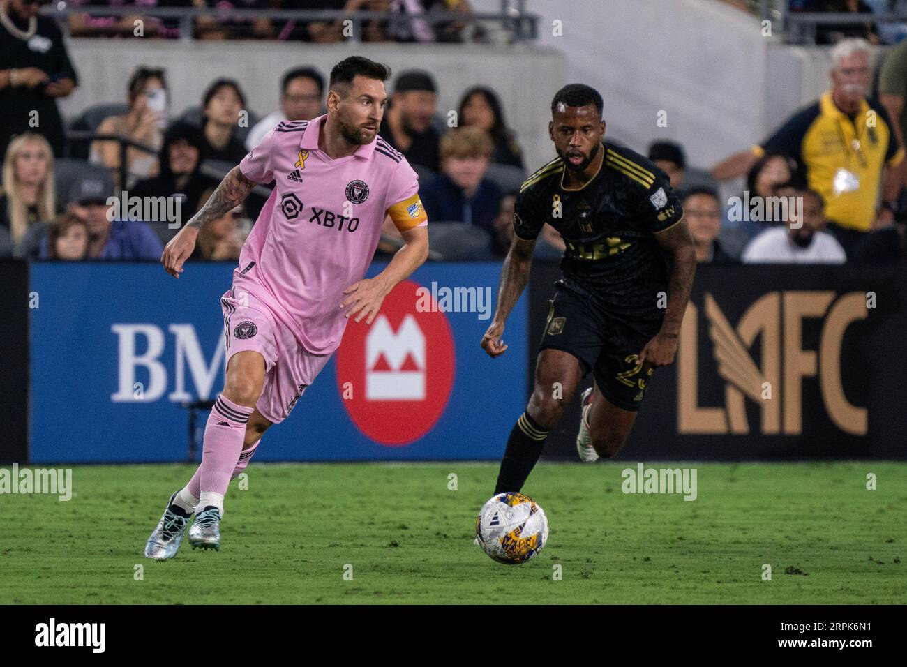 Inter Miami Forward Lionel Messi (10) wird am Sonntag, den 3. September 2023, im BMO Stad von LAFC-Mittelfeldspieler Kellyn Acosta (23) verteidigt Stockfoto