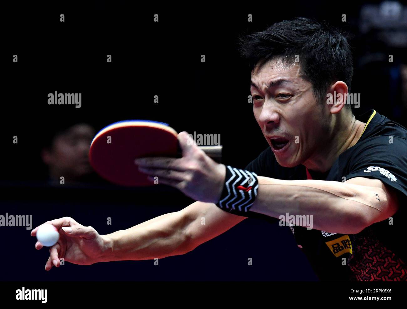 200101 -- PEKING, 1. Januar 2020 -- Xu Xin aus China kehrt einen Schuß zurück während des Viertelfinales der Männer mit Harimoto Tomokazu aus Japan beim ITTF World Tour Grand Finals 2019 in Zhengzhou, der zentralchinesischen Provinz Henan, am 13. Dezember 2019. Porträts von Dez. 2019 LixAn PUBLICATIONxNOTxINxCHN Stockfoto