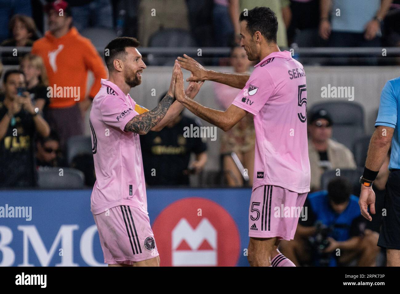 Inter Miami Stürmer Lionel Messi (10) und Mittelfeldspieler Sergio Busquets (5) feiern während eines MLS-Matches gegen LAFC am Sonntag, den 3. September 2023, im The Stockfoto