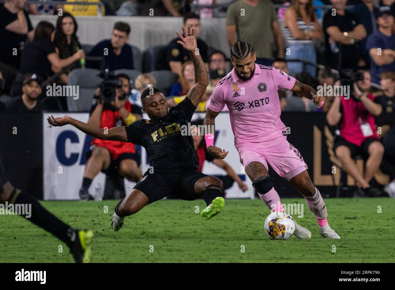 DeAndre Yedlin (2) wird vom LAFC-Verteidiger Diego Palacios (12) während eines MLS-Spiels am Sonntag, den 3. September 2023, im BMO S gefordert Stockfoto