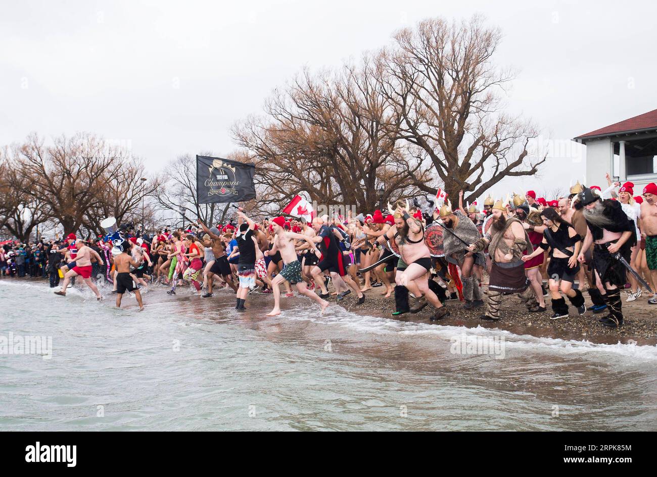 200101 -- TORONTO, 1. Januar 2020 -- Teilnehmer laufen 2020 im Toronto Polar Bear Dip Event im Sunnyside Park in Toronto, Kanada, am 1. Januar 2020 in den Ontario-See. Rund 400 Teilnehmer trotzten dem kalten Wasser, um hier am Mittwoch den ersten Tag des Jahres 2020 zu feiern. Foto: /Xinhua CANADA-TORONTO-POLAR BÄR DIP ZouxZheng PUBLICATIONxNOTxINxCHN Stockfoto