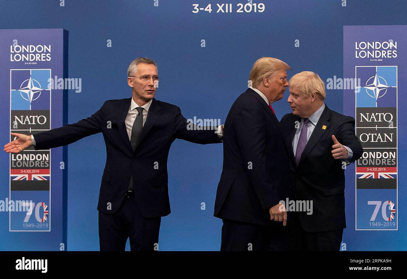 200105 -- PEKING, 5. Januar 2020 -- NATO-Generalsekretär Jens Stoltenberg L, britischer Premierminister Boris Johnson R begrüßt US-Präsident Donald Trump bei den offiziellen Ankünften zum NATO-Gipfel der Nordatlantischen Vertragsorganisation am 4. Dezember 2019 in London. XINHUA-BILDER DES JAHRES 2019-WELT HANXYAN PUBLICATIONXNOTXINXCHN Stockfoto