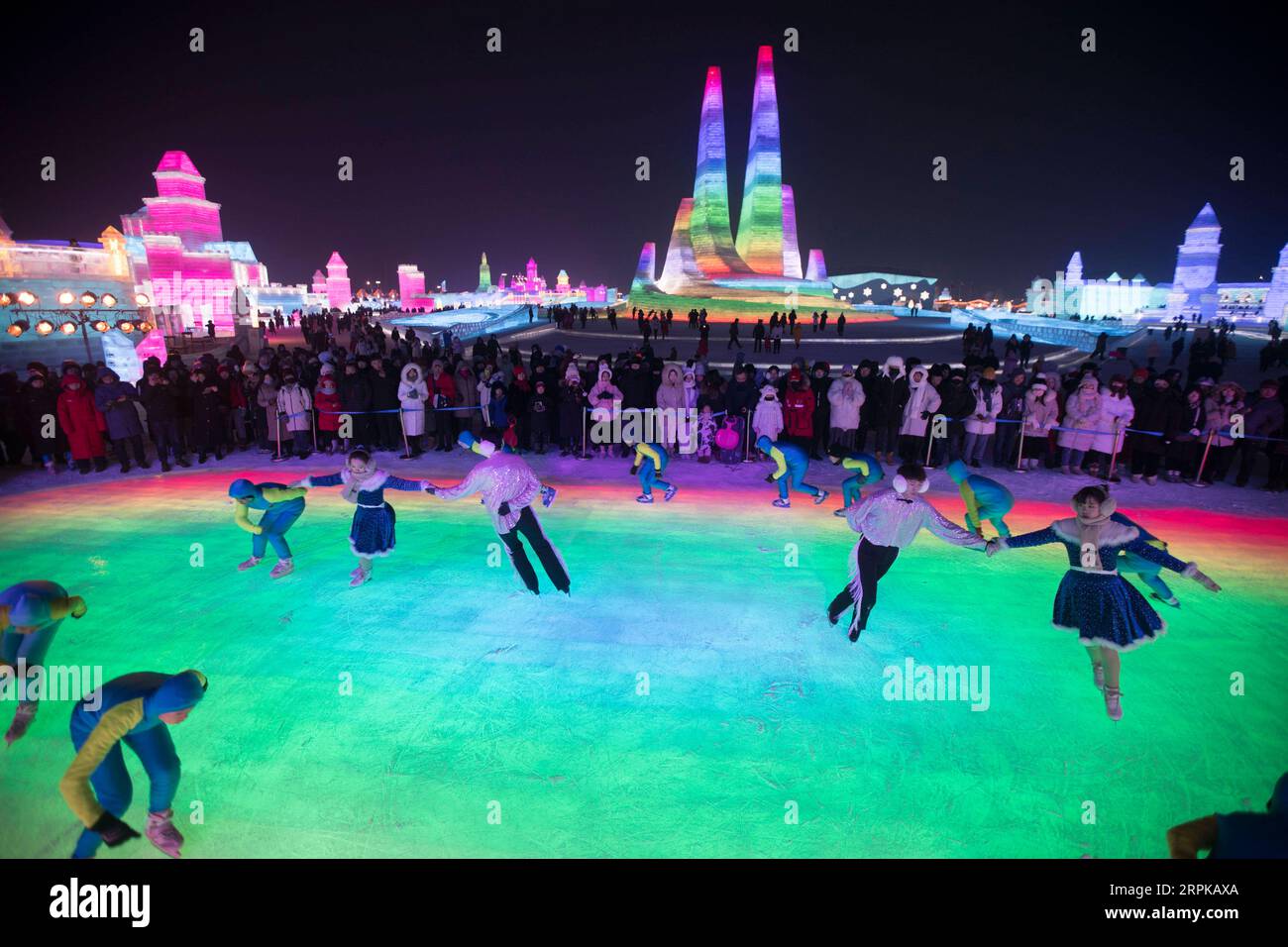 200105 -- HARBIN, 5. Januar 2020 -- Schauspieler und Schauspielerinnen treten auf dem 36. Harbin Ice and Snow Festival in Harbin Ice-Snow World in Harbin, der Hauptstadt der nördlichsten Provinz Chinas, Heilongjiang, am 5. Januar 2020 auf. Das jährlich stattfindende Harbin Ice and Snow Festival wurde hier am Sonntag eröffnet. CHINA-HARBIN-ICE UND SNOW FESTIVAL-OPENINGCN ZHANGXTAO PUBLICATIONXNOTXINXCHN Stockfoto