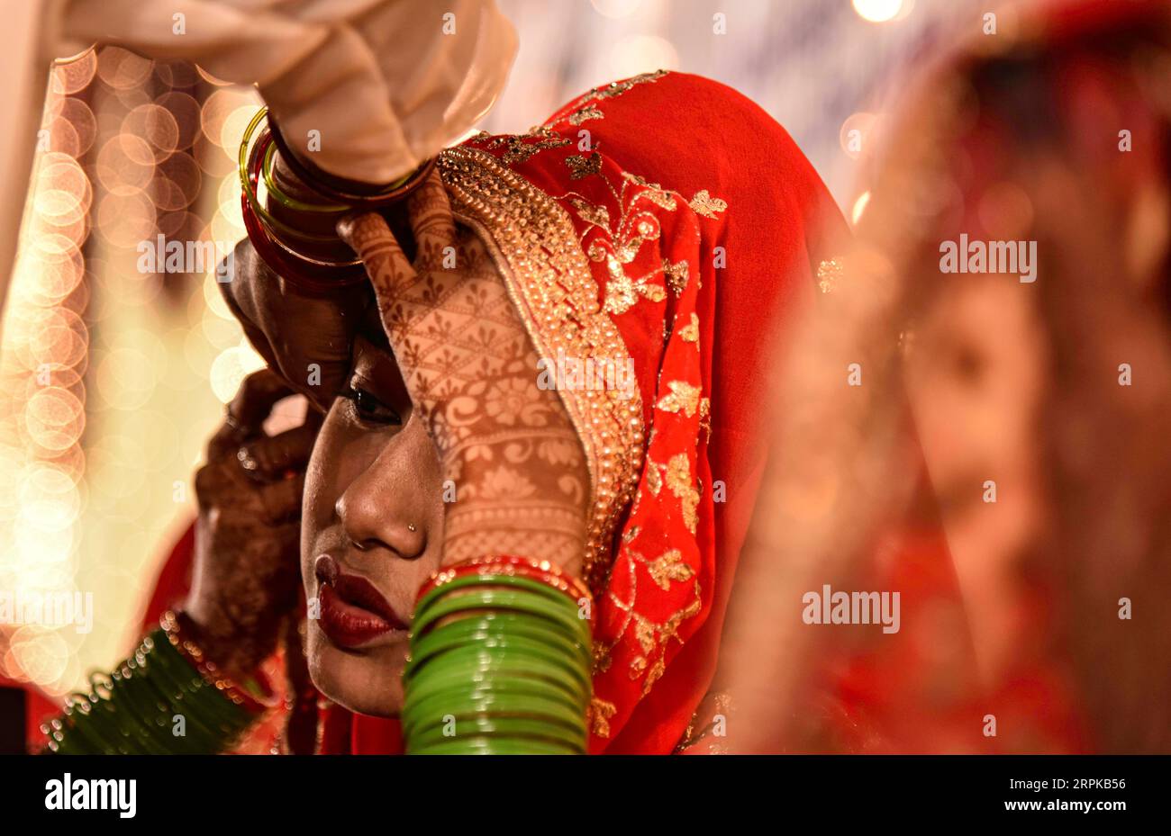 200106 -- MUMBAI, 6. Januar 2020 Xinhua -- eine indische Braut in traditioneller Hochzeitskleidung nimmt an der 14. Jährlichen Massenheirat-Zeremonie in Mumbai, Indien, am 5. Januar 2020 Teil. Rund 53 Paare heirateten während der Zeremonie. Massenhochzeiten in Indien werden von sozialen Organisationen in erster Linie organisiert, um den wirtschaftlich zurückgebliebenen Familien zu helfen, die sich die hohen Zeremoniekosten sowie die übliche Mitgift und teure Geschenke, die in vielen Gemeinden immer noch verbreitet sind, nicht leisten können. Foto von Fariha Farooqui/Xinhua INDIA-MUMBAI-MASS WEDDING PUBLICATIONxNOTxINxCHN Stockfoto