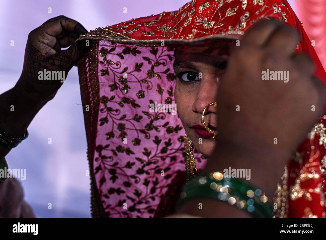 200106 -- MUMBAI, 6. Januar 2020 Xinhua -- eine indische Braut in traditioneller Hochzeitskleidung nimmt an der 14. Jährlichen Massenheirat-Zeremonie in Mumbai, Indien, am 5. Januar 2020 Teil. Rund 53 Paare heirateten während der Zeremonie. Massenhochzeiten in Indien werden von sozialen Organisationen in erster Linie organisiert, um den wirtschaftlich zurückgebliebenen Familien zu helfen, die sich die hohen Zeremoniekosten sowie die übliche Mitgift und teure Geschenke, die in vielen Gemeinden immer noch verbreitet sind, nicht leisten können. Foto von Fariha Farooqui/Xinhua INDIA-MUMBAI-MASS WEDDING PUBLICATIONxNOTxINxCHN Stockfoto
