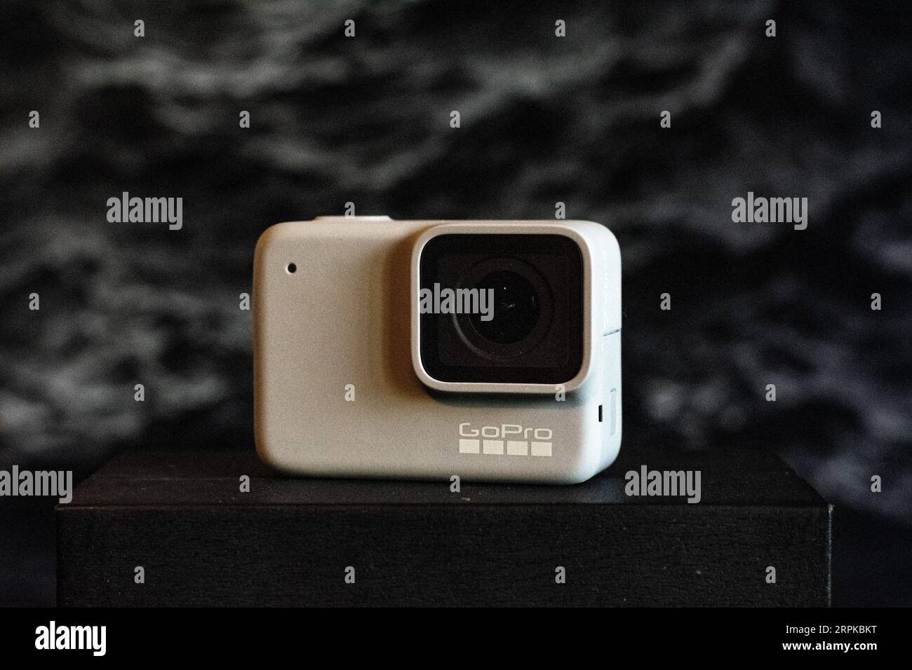 gopro HERO 6 weiß auf schwarzem Hintergrund Stockfoto