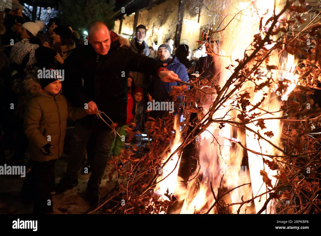 200106 -- SARAJEVO, 6. Januar 2020 Xinhua -- Menschen verbrennen getrocknete Eichenzweige während einer traditionellen Zeremonie vor der altorthodoxen Kirche in Sarajevo, Bosnien und Herzegowina, am 6. Januar 2020. Orthodoxe Christen feiern Weihnachten am 7. Januar nach dem Julianischen Kalender. Foto von Nedim Grabovica/Xinhua BOSNIEN UND HERZEGOWINA-SARAJEVO-ORTHODOX-CHRISTMAS EVE PUBLICATIONxNOTxINxCHN Stockfoto