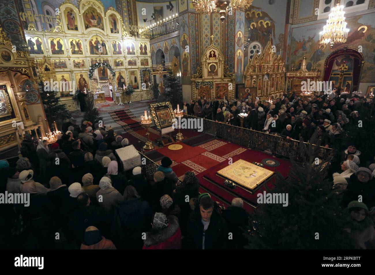 200106 -- RIGA, 6. Januar 2020 -- am 6. Januar 2020 nehmen Menschen an einem Weihnachtsgottesdienst in der Rigaer Christuskrippe in Riga, Lettland, Teil. Orthodoxe Christen feiern Weihnachten am 7. Januar nach dem Julianischen Kalender. Foto von /Xinhua LETTLAND-RIGA-ORTHODOX CHRISTMAS EdijsxPalens PUBLICATIONxNOTxINxCHN Stockfoto