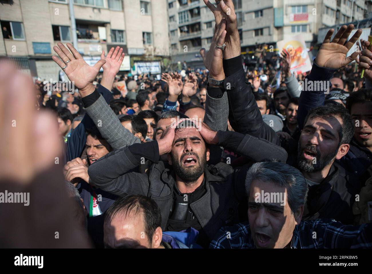 200107 -- TEHERAN, 7. Januar 2020 -- Menschen trauern während der Beerdigungszeremonie des iranischen Generals Qassem Soleimani in Teheran, Iran, 6. Januar 2020. Hunderttausende Iraner in Teheran trauerten am Montag um die Ermordung von Qassem Soleimani. Foto: /Xinhua IRAN-TEHRAN-QASEM SOLEIMANI-FUNERAL CEREMONY AhmadxHalabisaz PUBLICATIONxNOTxINxCHN Stockfoto