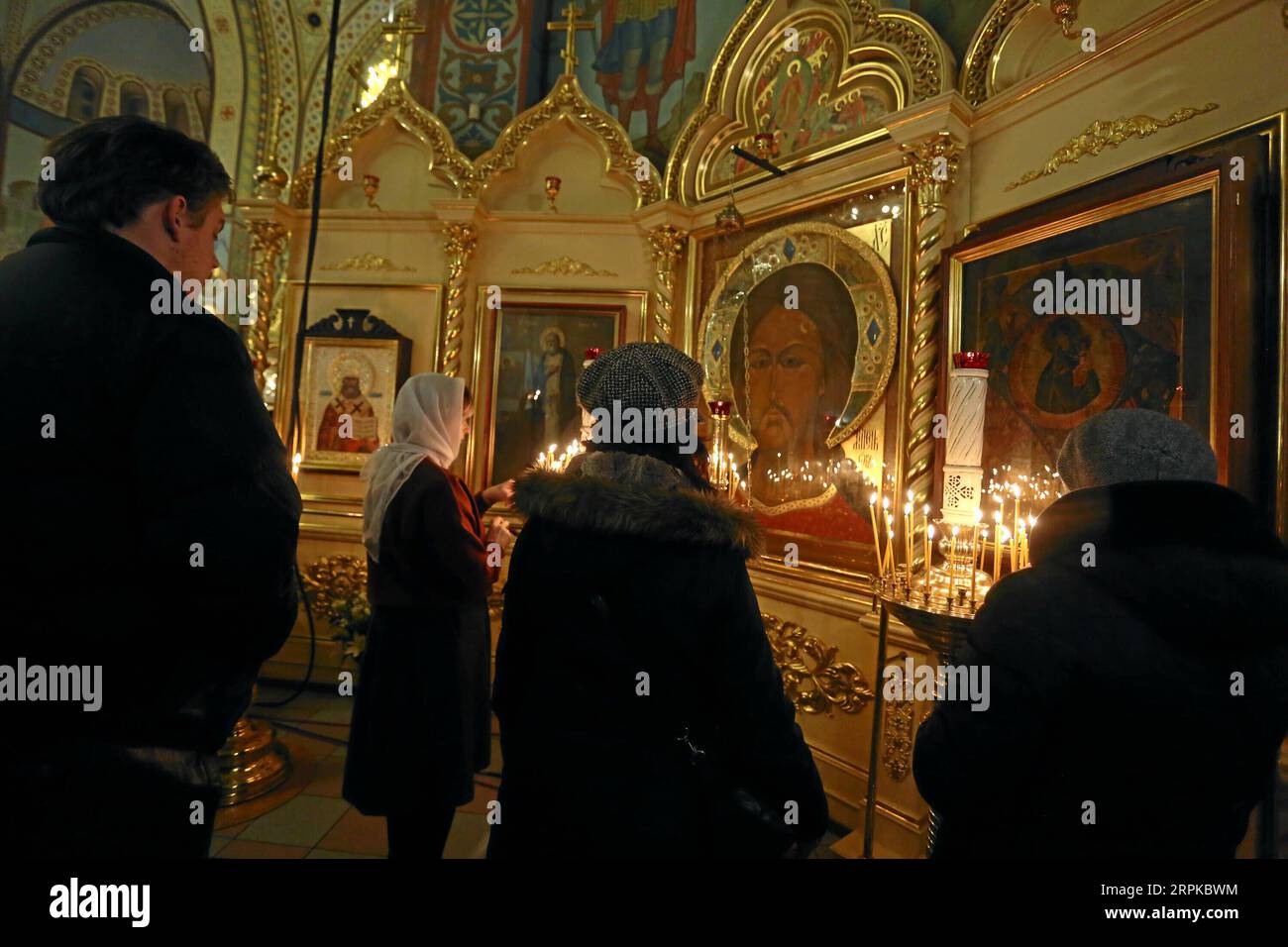 200106 -- RIGA, 6. Januar 2020 -- am 6. Januar 2020 nehmen Menschen an einem Weihnachtsgottesdienst in der Rigaer Christuskrippe in Riga, Lettland, Teil. Orthodoxe Christen feiern Weihnachten am 7. Januar nach dem Julianischen Kalender. Foto von /Xinhua LETTLAND-RIGA-ORTHODOX CHRISTMAS EdijsxPalens PUBLICATIONxNOTxINxCHN Stockfoto