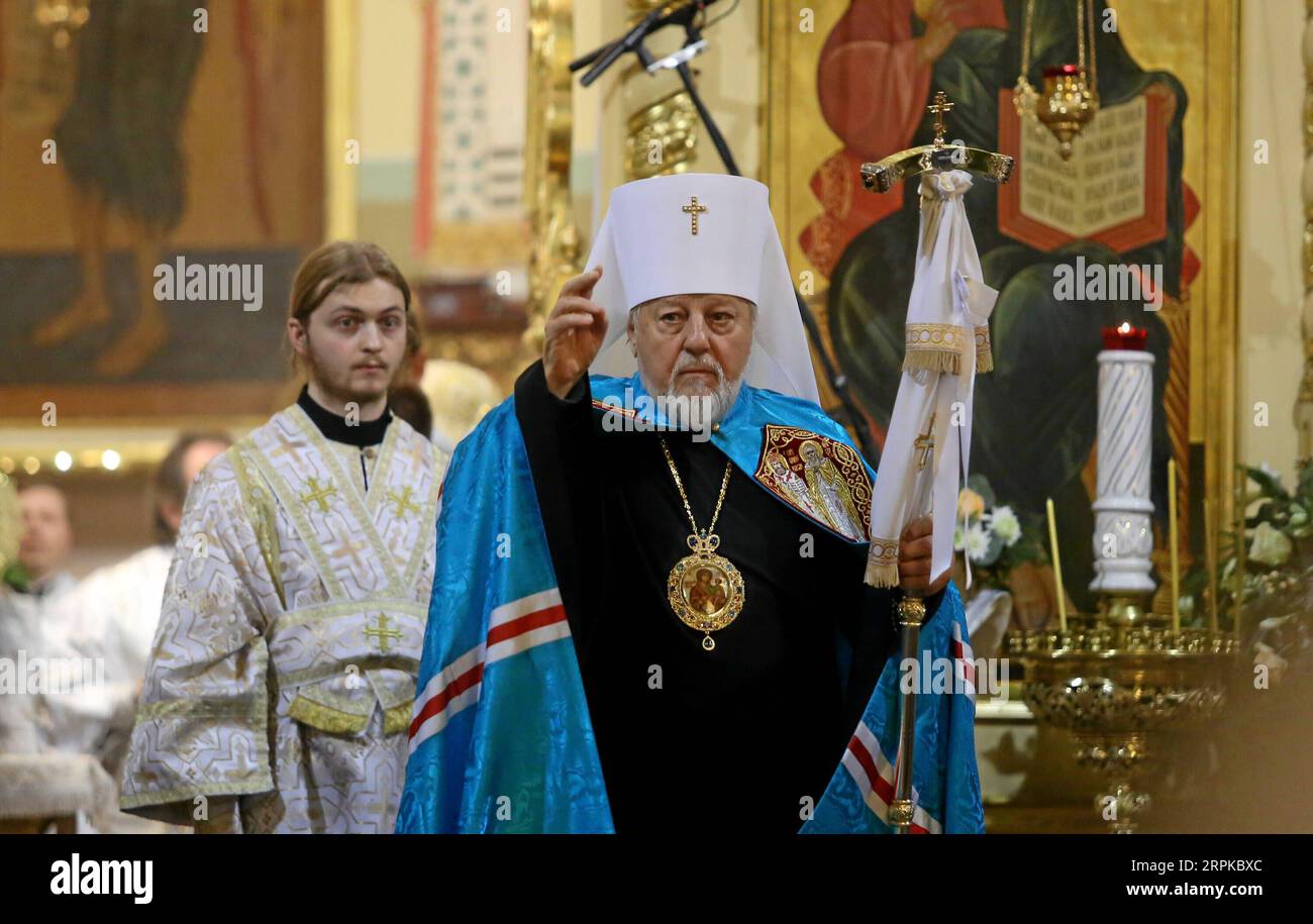 200106 -- RIGA, 6. Januar 2020 -- Metropolit Alexander von Riga und ganz Lettland, der Leiter der Lettisch-Orthodoxen Kirche, nimmt am 6. Januar 2020 an einem Weihnachtsgottesdienst in Riga, der Geburtskirche Christi, Teil. Orthodoxe Christen feiern Weihnachten am 7. Januar nach dem Julianischen Kalender. Foto von /Xinhua LETTLAND-RIGA-ORTHODOX CHRISTMAS EdijsxPalens PUBLICATIONxNOTxINxCHN Stockfoto