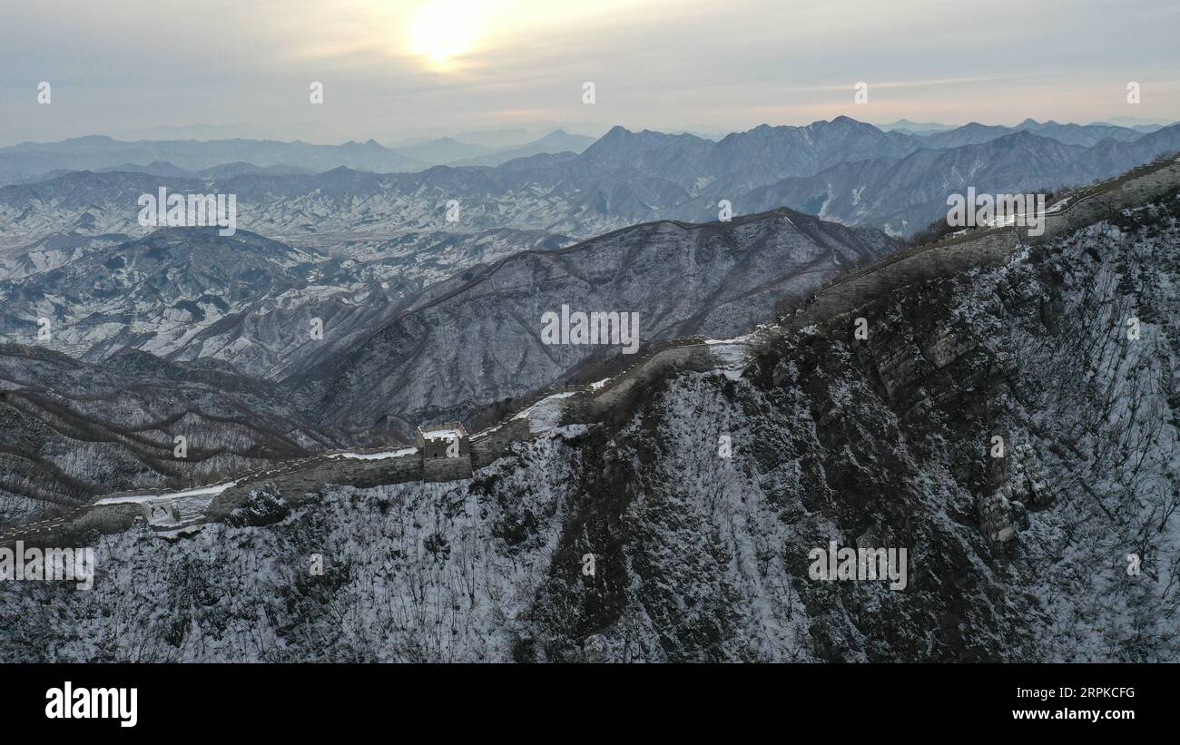 200107 -- PEKING, 7. Januar 2020 -- Luftaufnahme aufgenommen am 7. Januar 2020 zeigt die Schneelandschaft an der Chinesischen Mauer Jiankou in Peking, der Hauptstadt Chinas. CHINA-PEKING-JIANKOU GROSSE WAND-SCHNEE LANDSCHAFT CN CHENXYEHUA PUBLICATIONXNOTXINXCHN Stockfoto