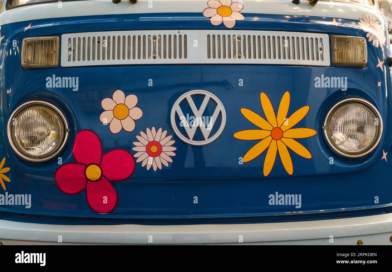 San Francisco, USA - 1. September 2023: Volkswagen Oldtimer-Bus. Retro-Van-Hippie-Wohnmobil auf der sonnigen Straße der Stadt. Hochwertige Fotos Stockfoto